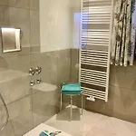 Apartman 2 Marianne Hoelzl *